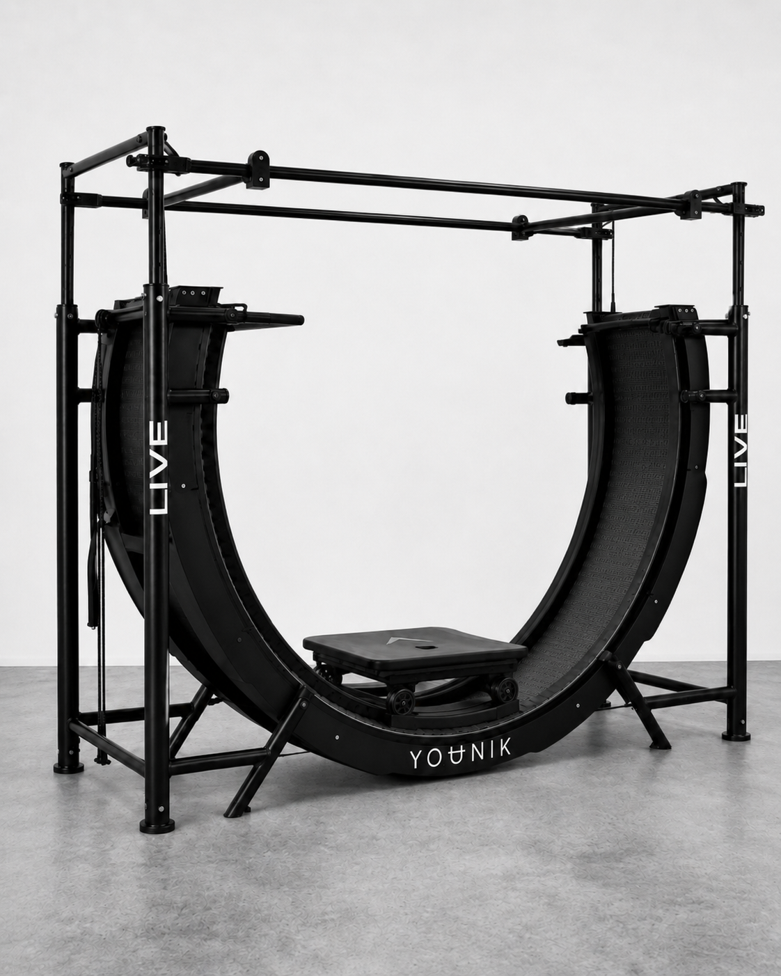 Stroj YOUNIK V12 z boku v minimalistickém studiu